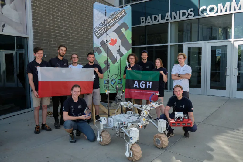 Członkowie AGH Space Systems podczas pamiątkowego zdjęcia z zawodów Canadian International Rover Challenge 2023.