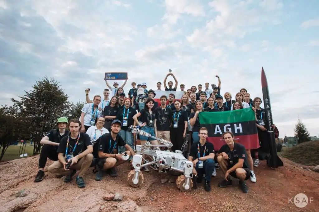 Pamiątkowe zdjęcie zwycięskiej drużyny AGH Space Systems podczas European Rover Challenge 2023