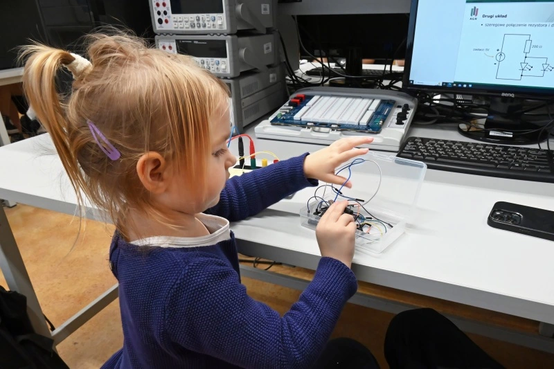 Najmłodsza uczestniczka warsztatów Twój pierwszy układ elektroniczny podczas Małopolskiej Nocy Naukowców na WIEiT.