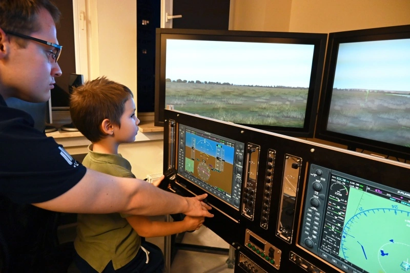 Uczestnik warsztatu Aviator poznaje zasady działania symulatora lotów