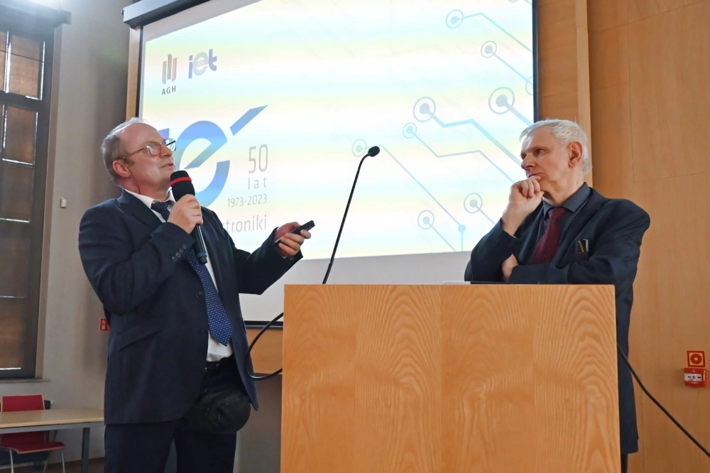 dr hab. inż. Cezary Worek z dr hab. Andrzejem Kułakiem podczas wykładu „Ultra-szerokopasmowa technika FMCW w zastosowaniach georadarowych”