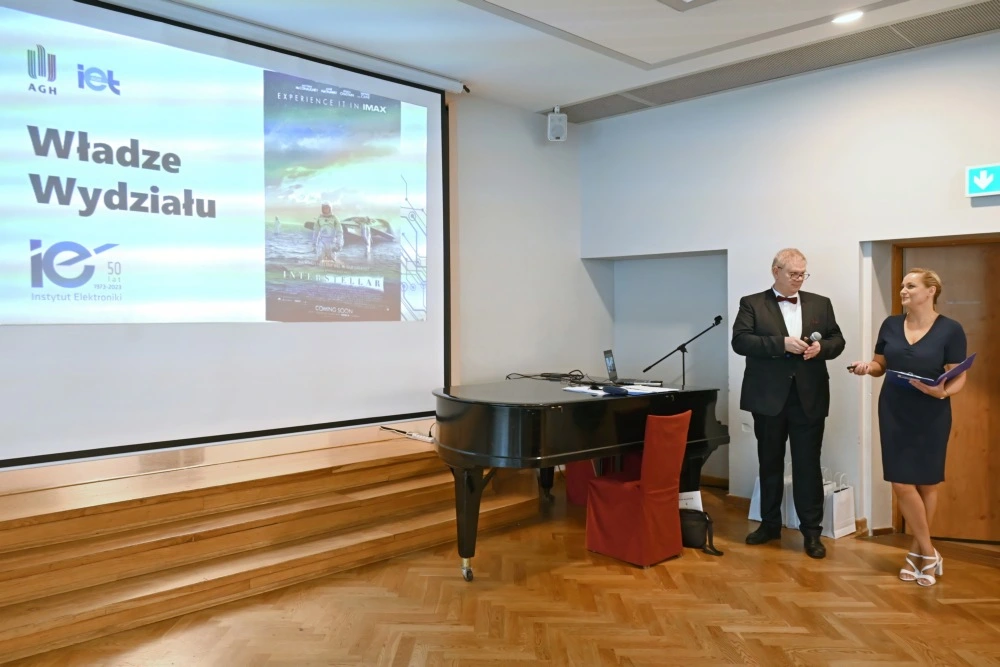 dr hab. inż. Witold Machowski wraz z inż. Sylwią Hajduk podczas prezentacji zespołu pracowników
