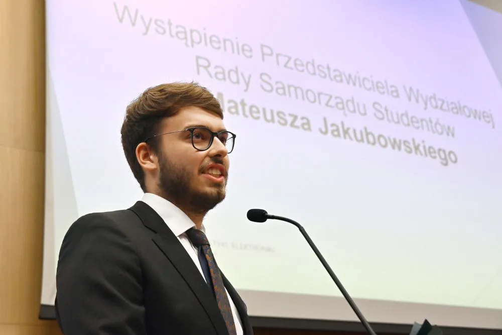 Mateusz Jakubowski z Wydziałowej Rady Samorządu Studentów WIEiT przemawia do zgromadzonych na inauguracji