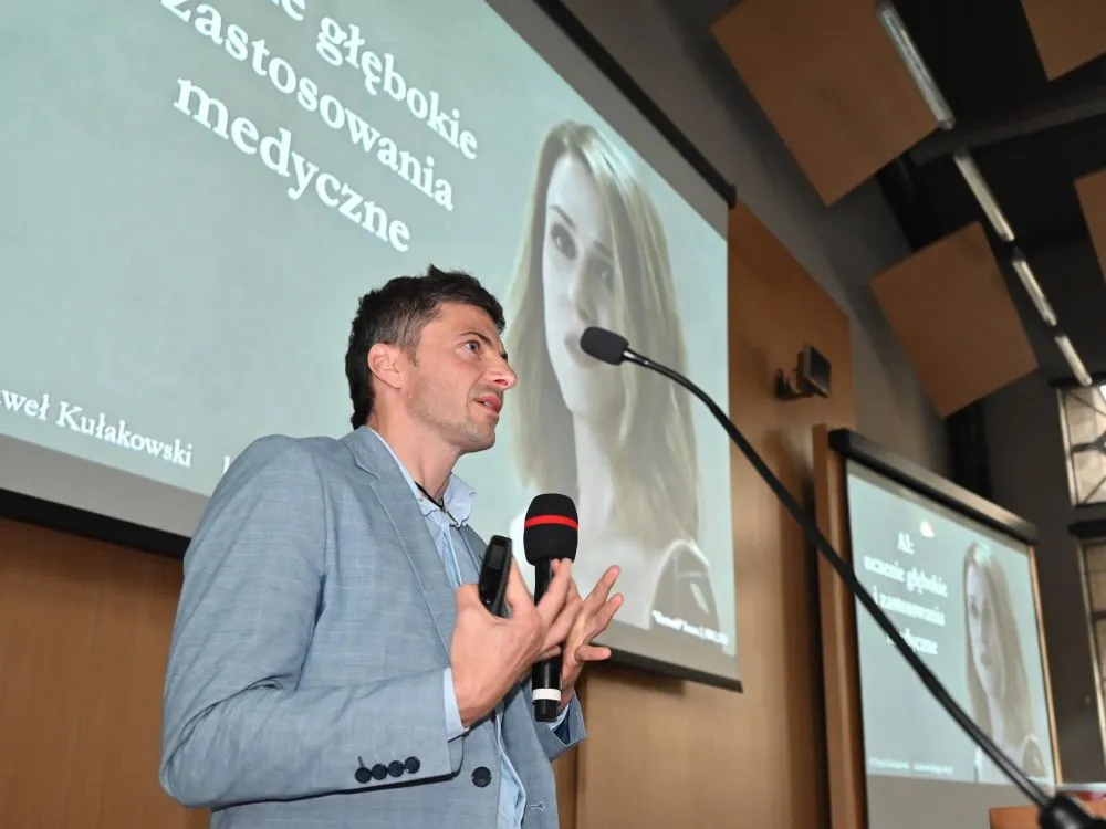 prof. Paweł Kułakowski przedstawia wykład inauguracyjny "AI uczenie głębokie i zastosowania medyczne"