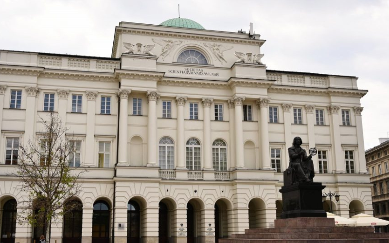 Budynek przedstawiający siedzibę Polskiej Akademii Nauk