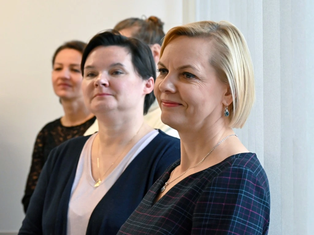 Na pierwszym planie Dyretor Administracyjna Iwona Bukańska oraz Dorota Ślusarczyk (pracowniczka Instytutu Telekomunikacji) podczas spotkania przedświątecznego