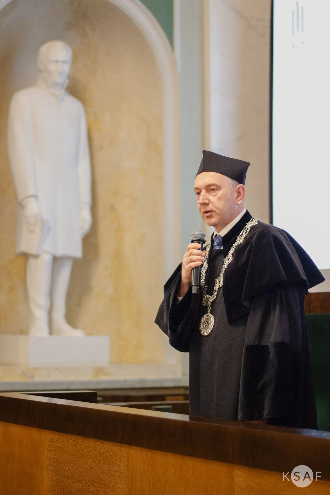 Przemawia dr inż. Jacek Kołodziej Prodziekan ds Kształcenia WIEiT w trakcie uroczystości Graduacji Absolwentów 2023