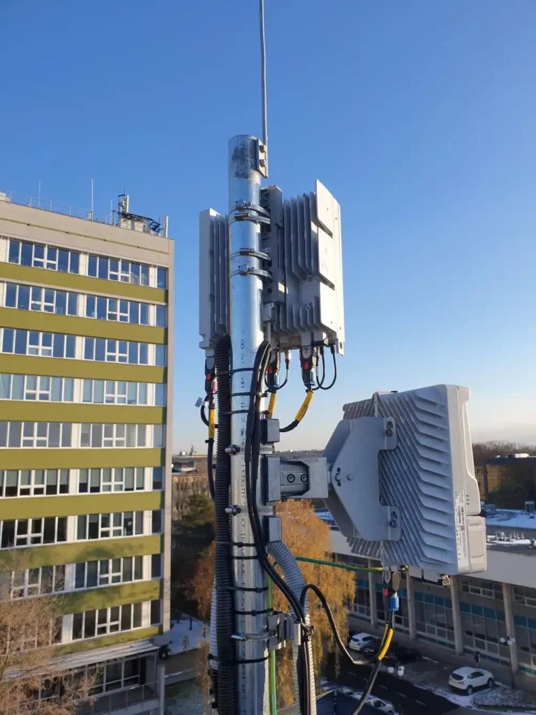 Antena systemu 5G na AGH na dachu budynku