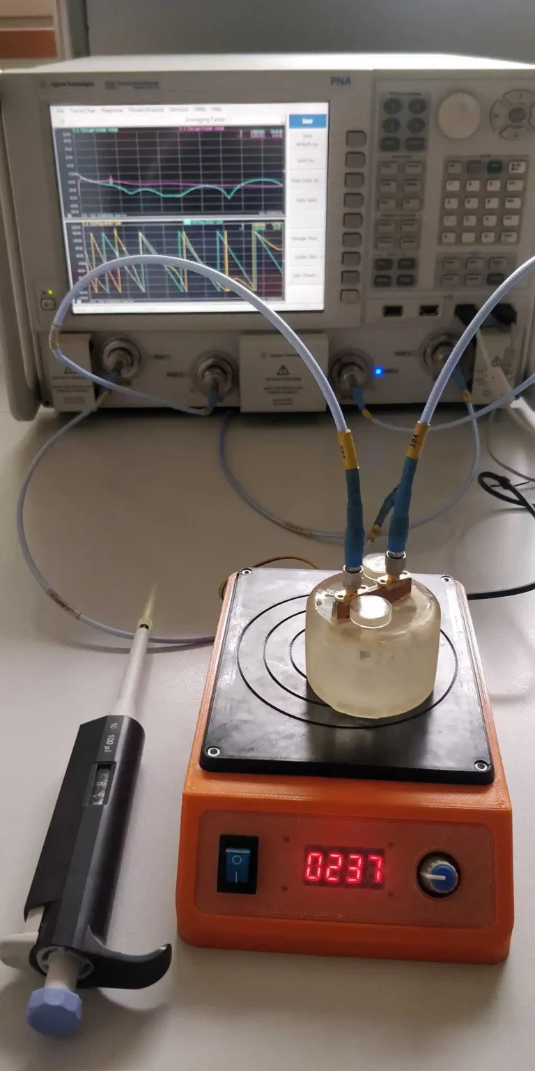 Opracowany prototyp wysokoczułego mikrofalowego sensora dedykowanego do detekcji bardzo niskich zawartości metanolu w alkoholu etylowym