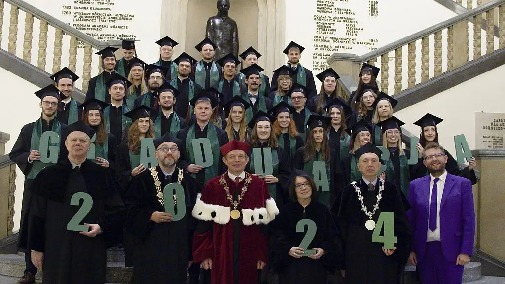 Zdjęcie grupowe na schodach uczestników z władzami dziekańskimi i rektorskimi