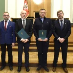 Pamiątkowe zdjęcie z władzami uczelni i wydziału