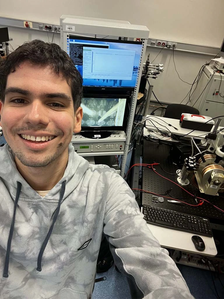 Elizer podczas prac w Laboratorium Elektroniki Spinowej