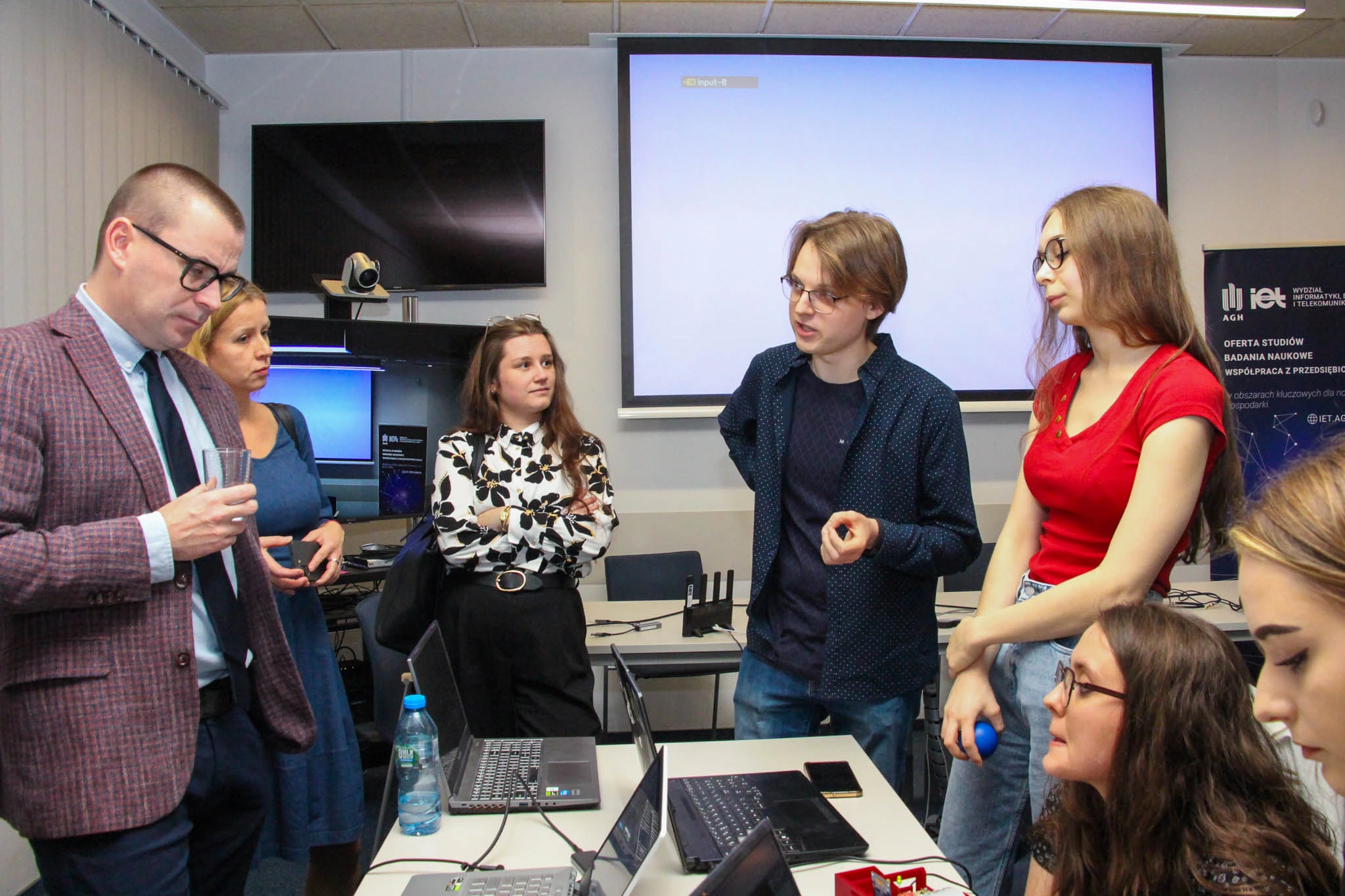 Twórcy projektu Smart Boat podczas prezentacji