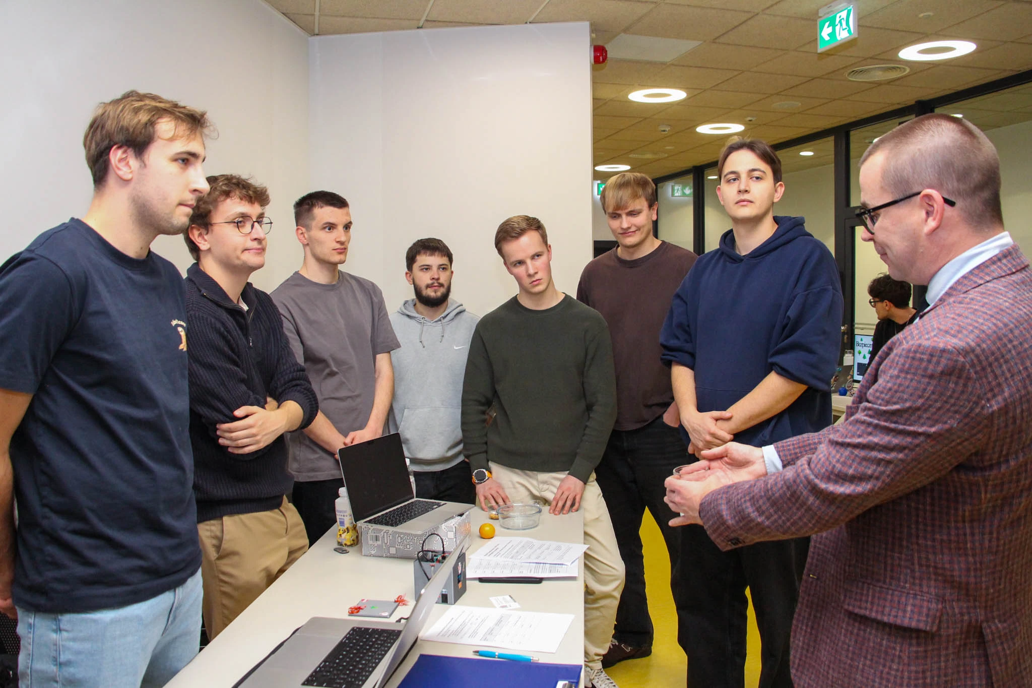 Zespół odpowiedzialny za Smart Habit podczas rozmowy z panem dr. Wojciechem Roszczynialskim z Centrum Współpracy i Transferu Technologii AGH