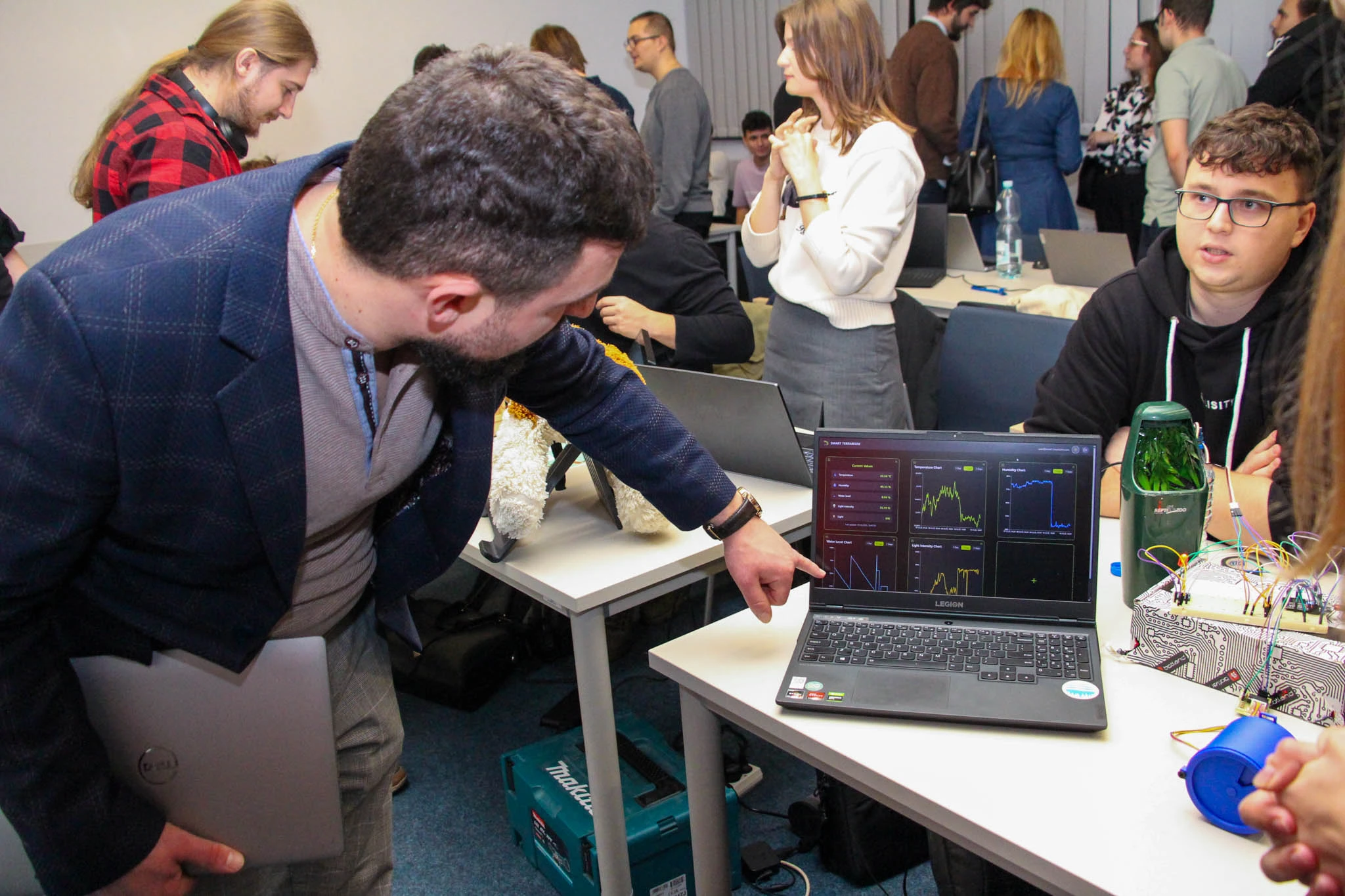 Jury bardzo skrupulatnie sprawdzali projekty. Na zdjęciu prezentacja projektu Smart Terrarium