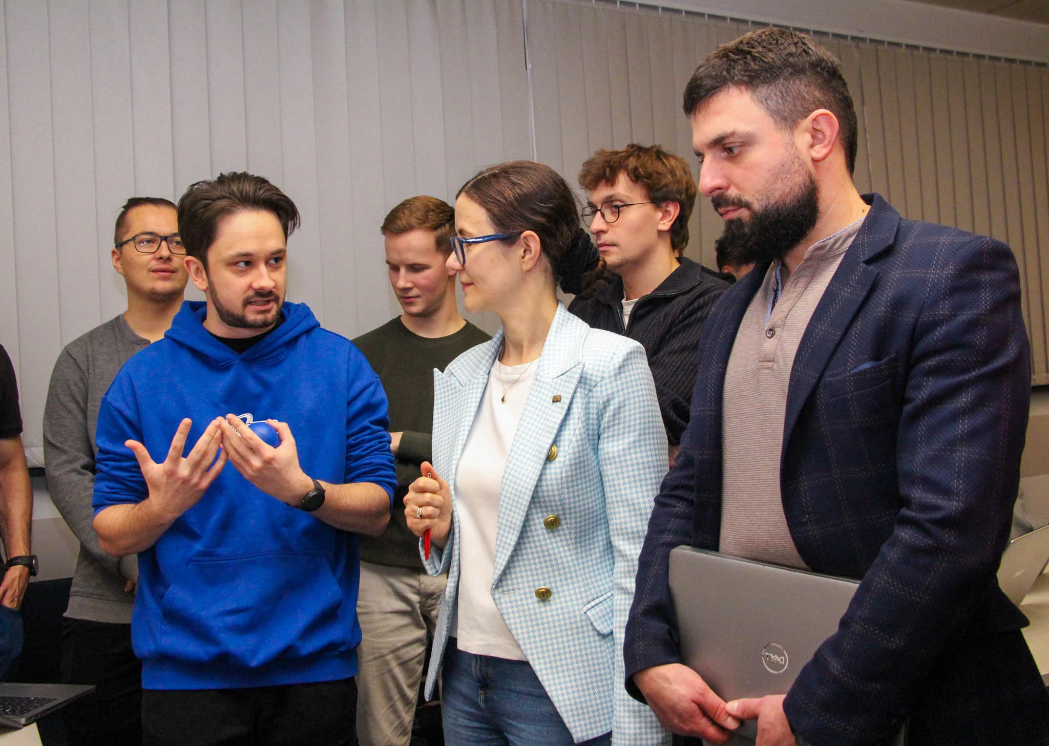 Student tłumaczy jury założenia projektu Smart Lock