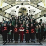 Absolwenci rzucają biretami