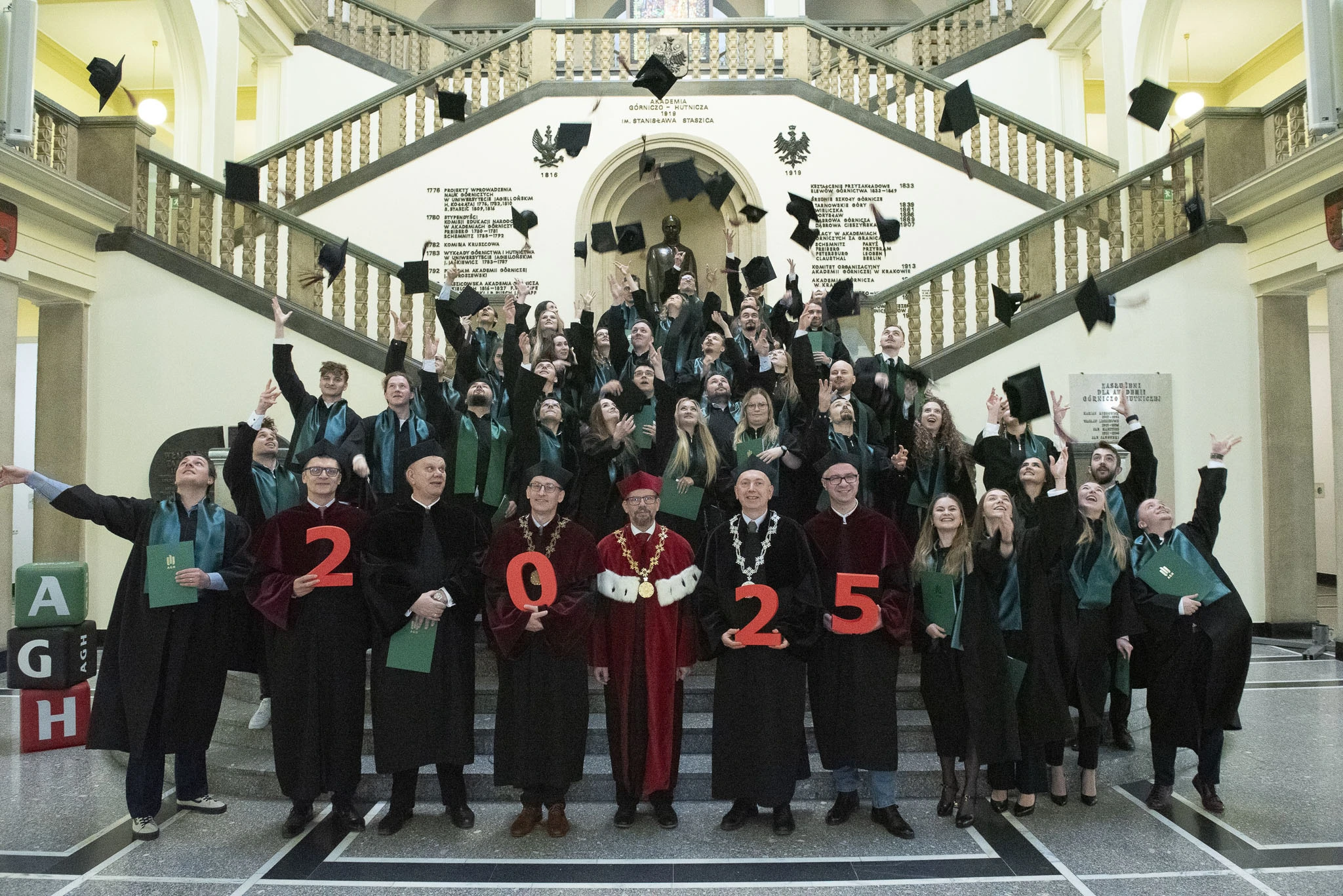 Absolwenci rzucają biretami