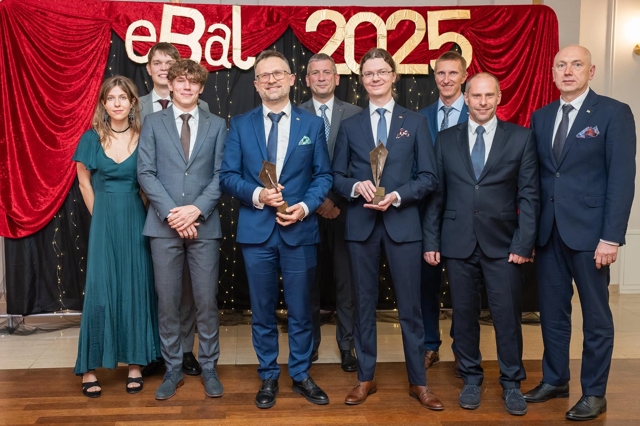 Pamiątkowe zdjęcie nominowanych z przedstawicielami władz Wydziału oraz organizatorami eBalu