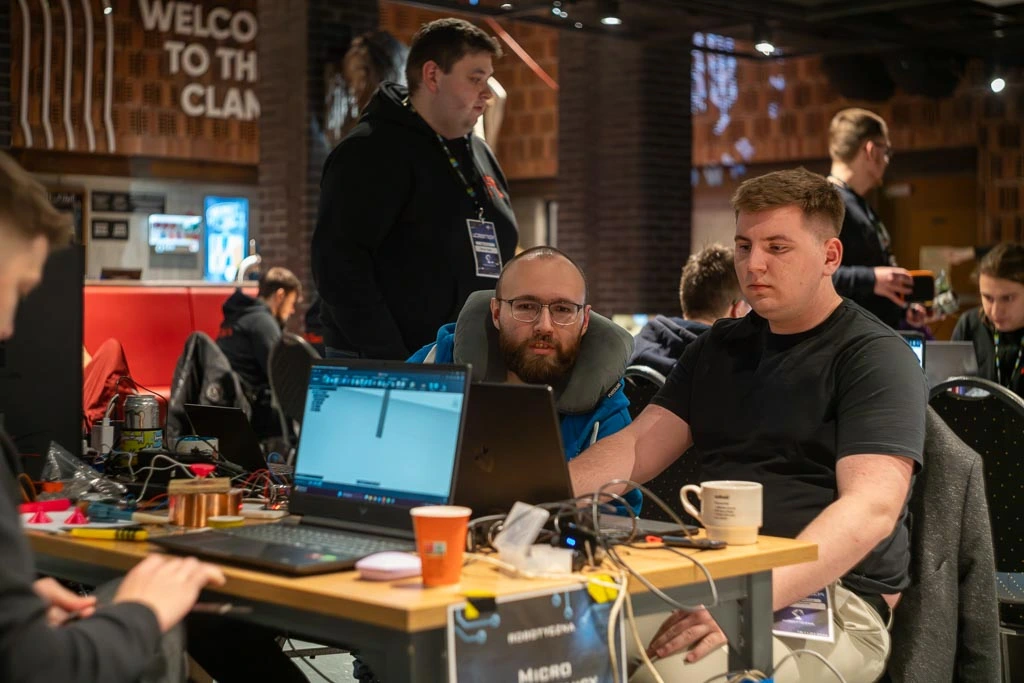 Drużyna "Microelektronicy" w trakcie pracy