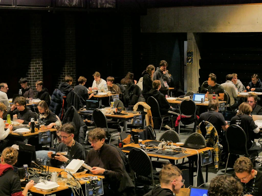 Uczestnicy hackatonu podczas prac