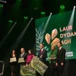 Moment wręczania nagród w kat. Promotor. Zdjęcie pamiątkowe