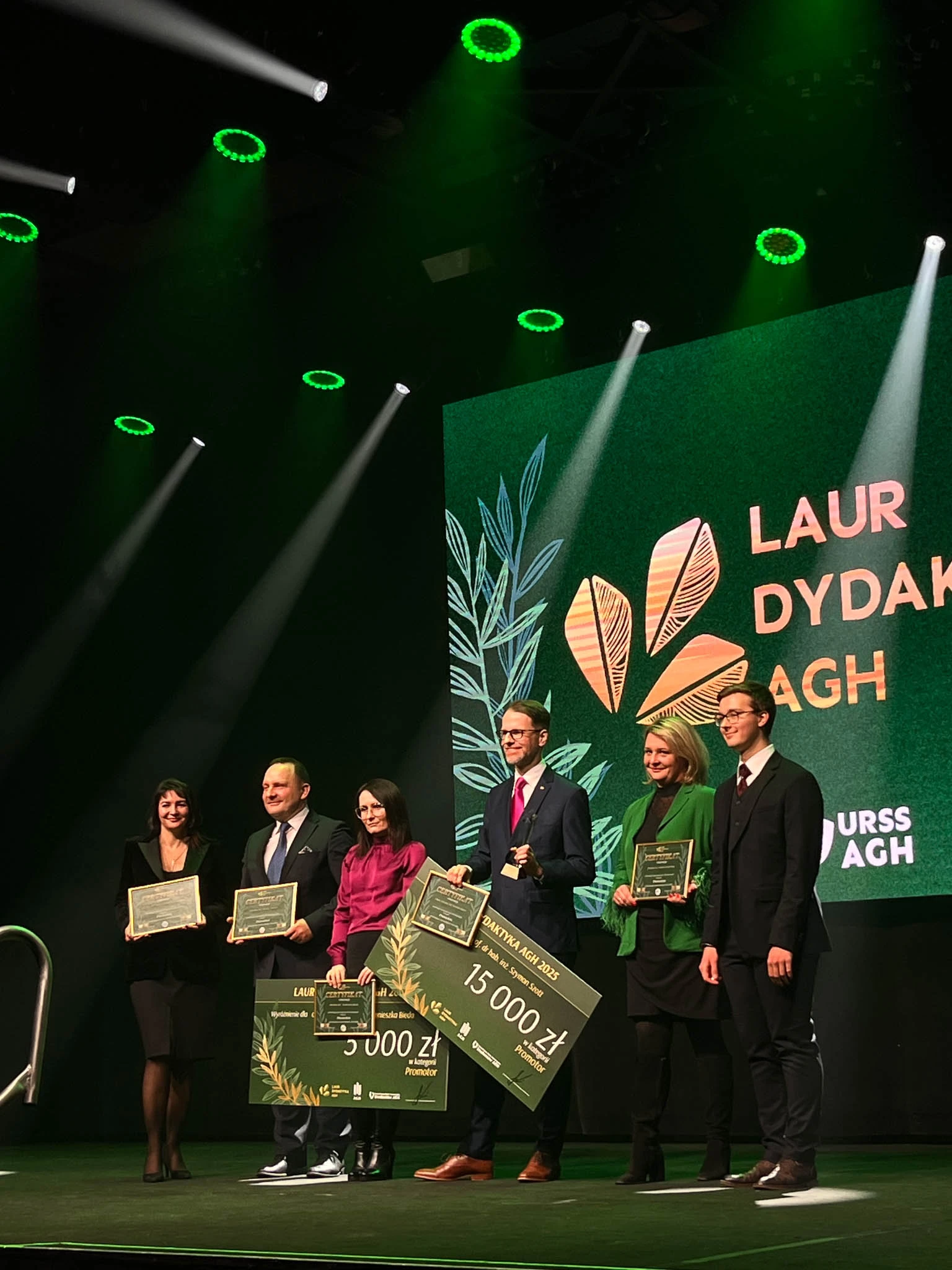 Moment wręczania nagród w kat. Promotor. Zdjęcie pamiątkowe