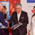 Prodziekan Jacek Kołodziej odbiera okolicznościowy dyplom