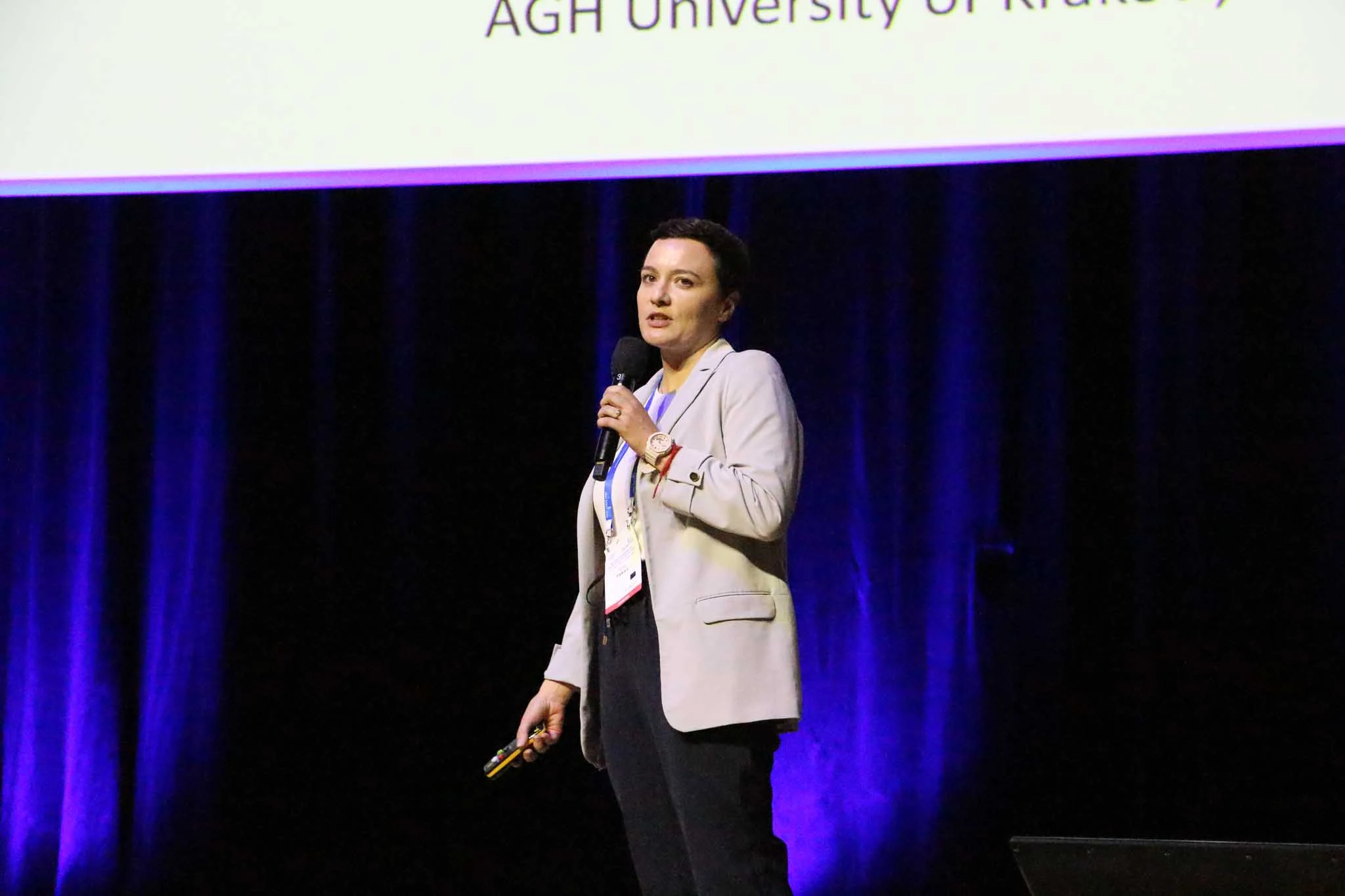 dr hab. inż. Ilona Piekarz, prof. AGH prowadzi tutorial "Microwave Sensing and Precision Metrology for Biomedical and Food Quality Applications"