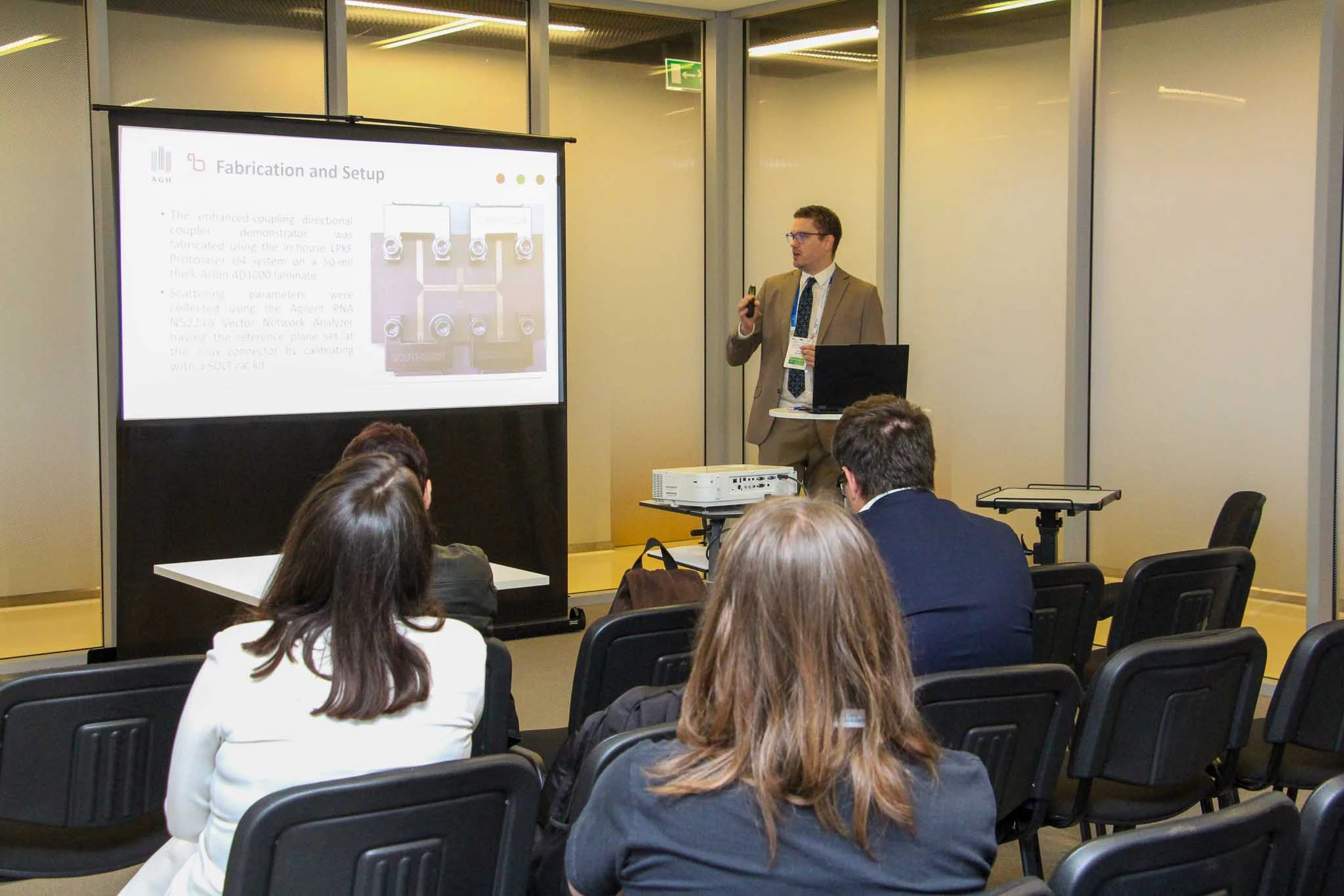 dr hab. inż. Jakub Sorocki, prof. AGH podczas wykładu "On the Via-less Realization of a 3-dB Coupled-Line Directional Coupler in Single-Layer Microstrip"