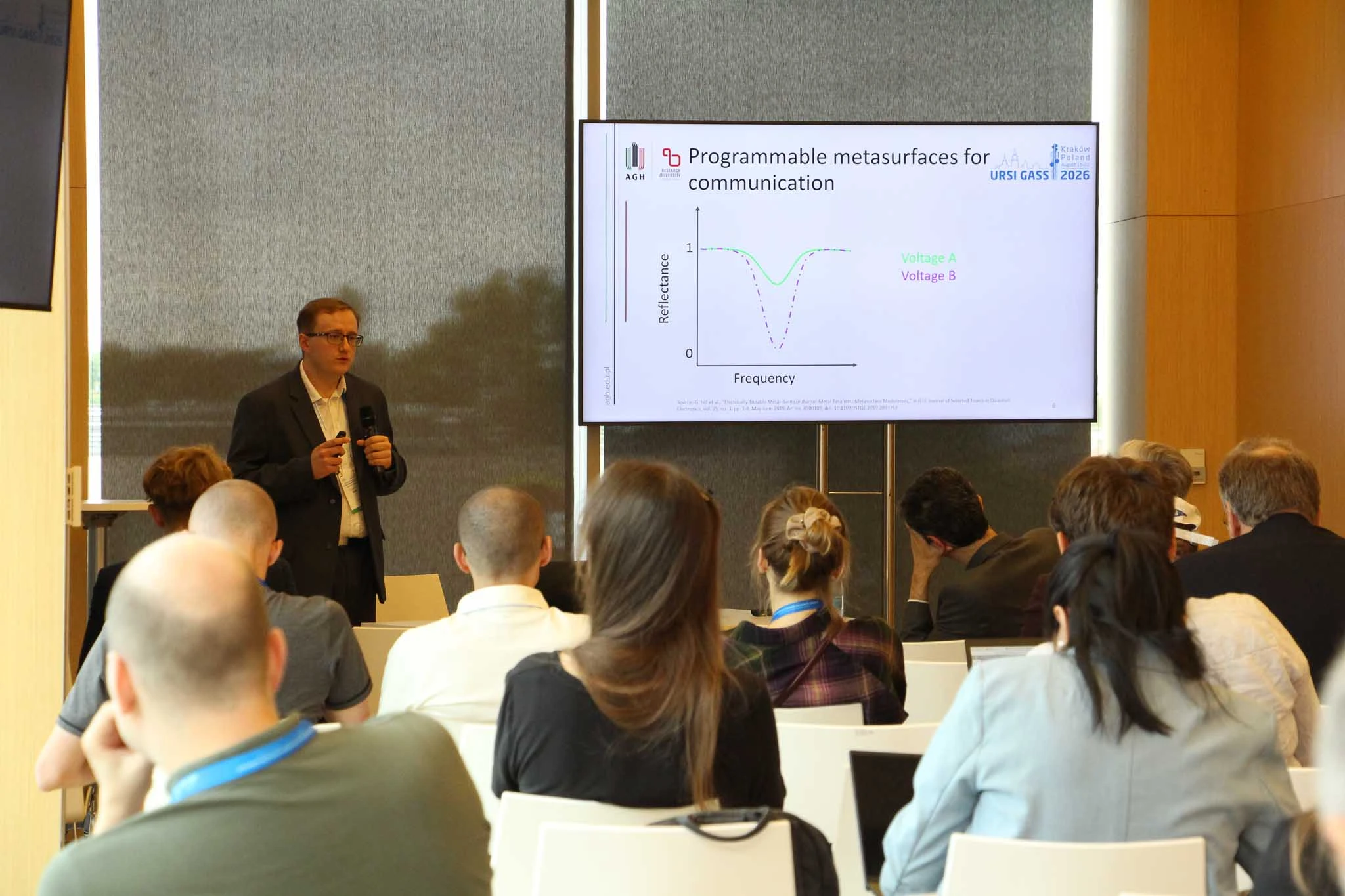Doktorant mgr inż. Krzysztof Skoś prezentuje referat "Metasurface-based communication for in-body nano-networks"