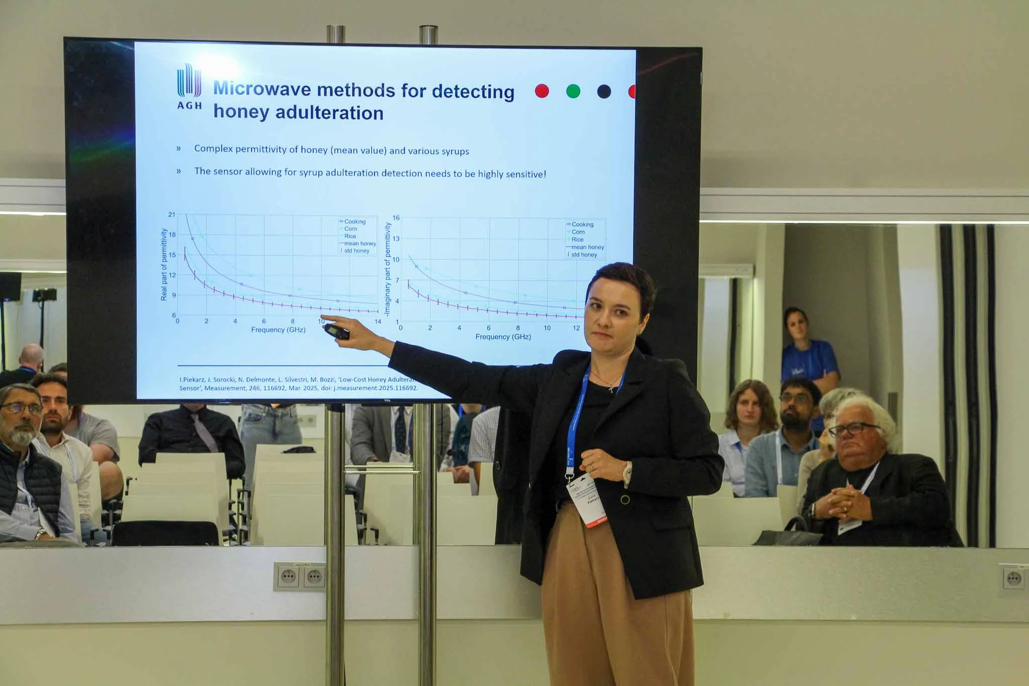 "Honey Adulteration Detection Using Dedicated Microwave Sensing System" prezentuje prof. Ilona Piekarz